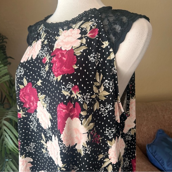 Torrid black floral sleeveless lace stretch top - Picture 7 of 9